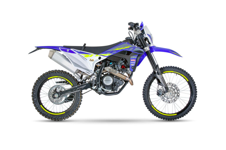 01-125-4T-SE-enduro-1200x801-1