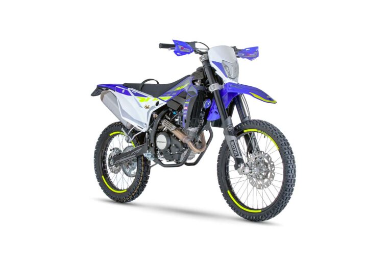 02-125-4T-SE-enduro-1200x801-1