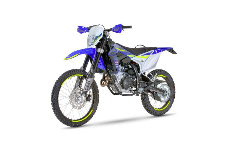 04-125-4T-SE-enduro-1200x801-1