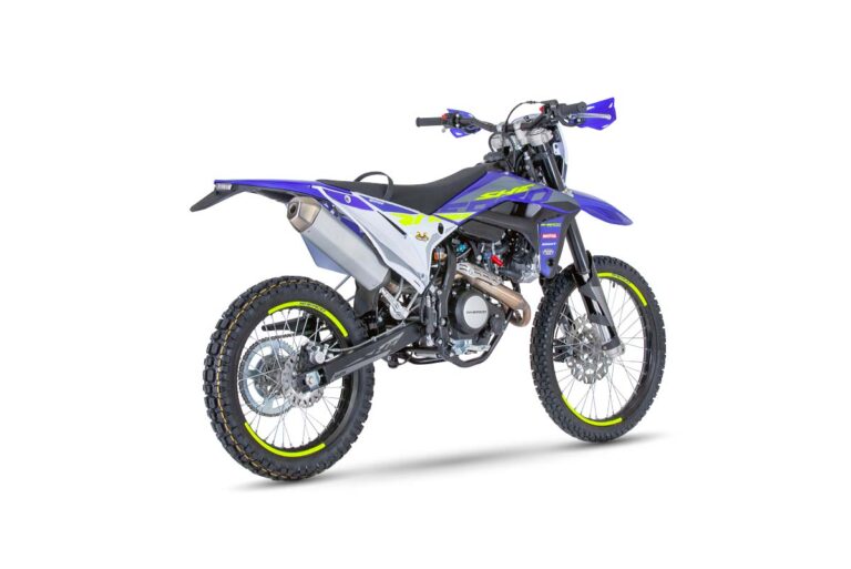 08-125-4T-SE-enduro-1200x801-1