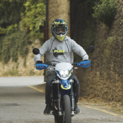 V511-SWEAT-CAPUCHE-HOMME-PURE-RIDE-GRIS-INSITU